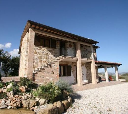 Timeless villa in Cagli with garden and swimming pool
