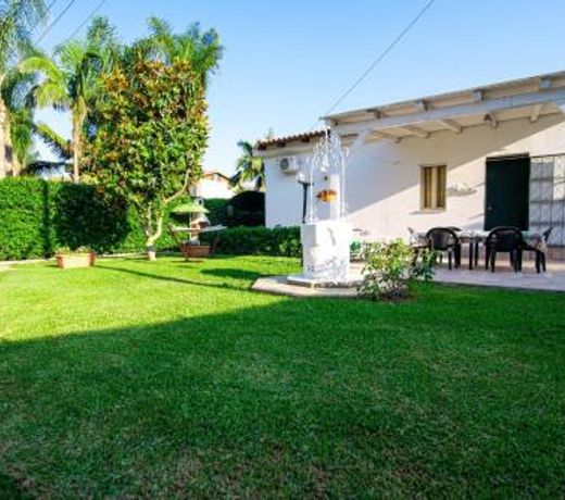 Villa Reby a 100mt dal mare di Gallina