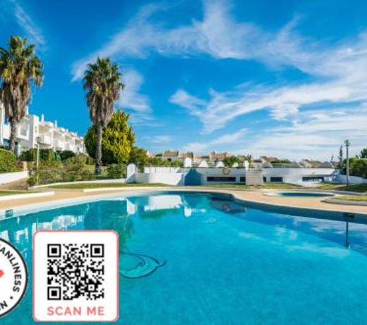 3 bedroom apartment in Oura Albufeira with amazing pool at walking distance to beach, strip and old town, WIFI and AC, private condo