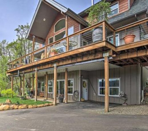 Lovely Garden-Level Apartment with Patio and Yard