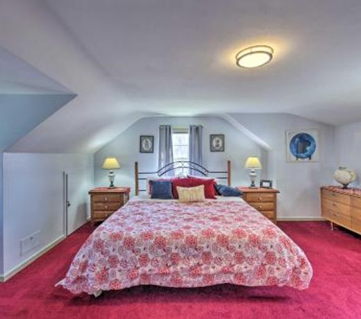 Cozy Manitowoc Home - Block to Lake Michigan!