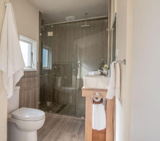 Dawns Sleeps 4 in 2 queens with 2 ensuites wifi in town.