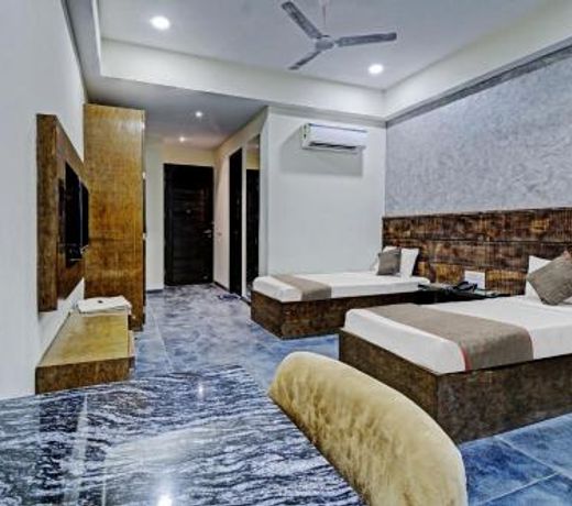 OYO 80372 Townhouse 413
