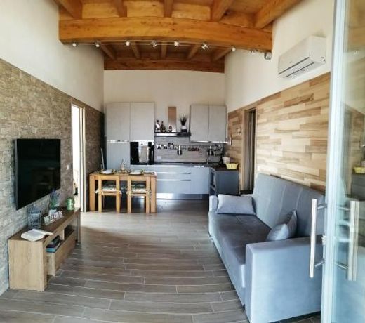 CASA VACANZA CON PISCINA,AREA GIOCHI BAMBINI.