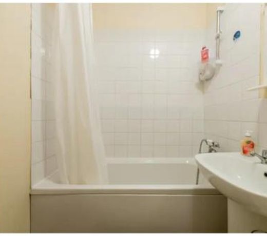 Lovely 1 bedroom maisonette close to Airport, Town and Train Station