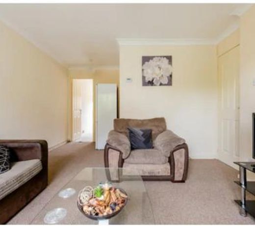 Lovely 1 bedroom maisonette close to Airport, Town and Train Station