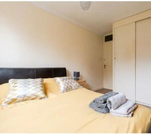 Lovely 1 bedroom maisonette close to Airport, Town and Train Station