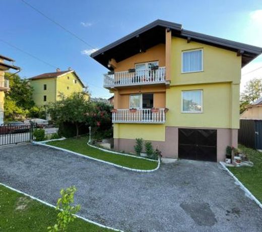 Sunny Garden Apartment