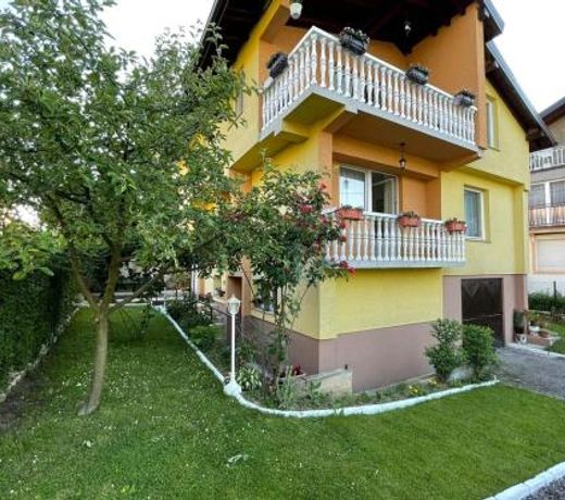 Sunny Garden Apartment