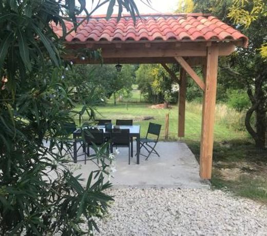 Maison avec jardin dans village