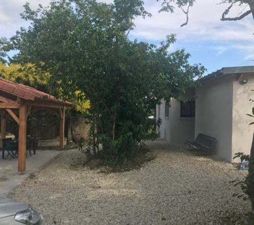 Maison avec jardin dans village