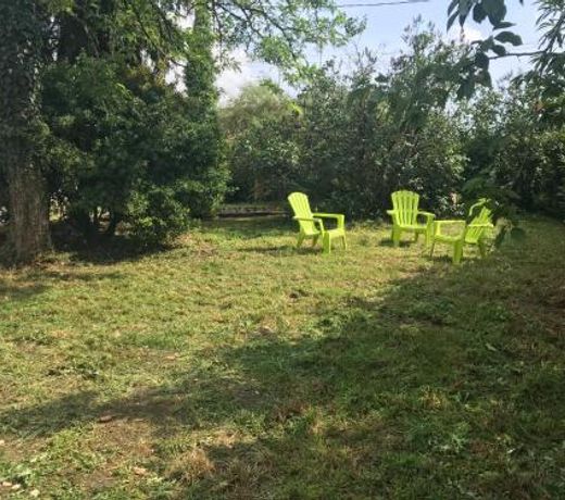 Maison avec jardin dans village