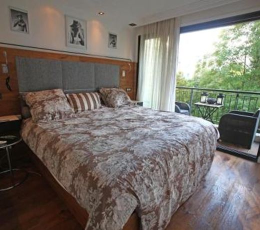 George Apartment in Neuilly