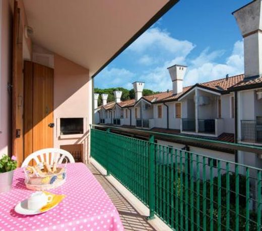 Cosy Holiday Home in Rosolina near Sea Beach