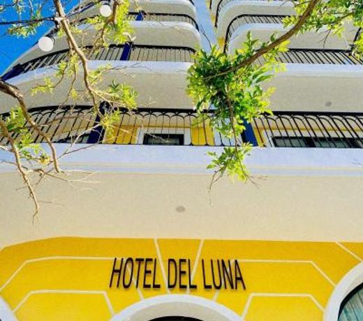 Hotel Del Luna