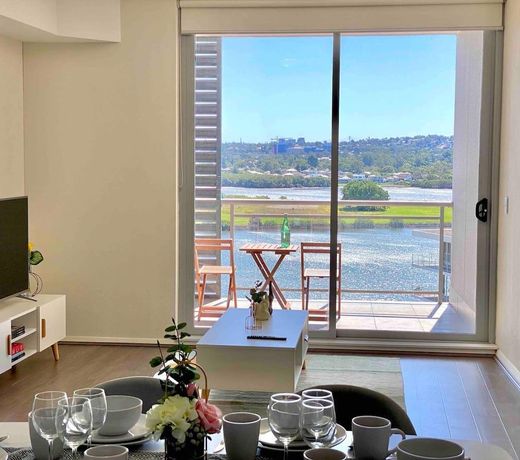 Waterfront Apartment & Unlimited Netflix