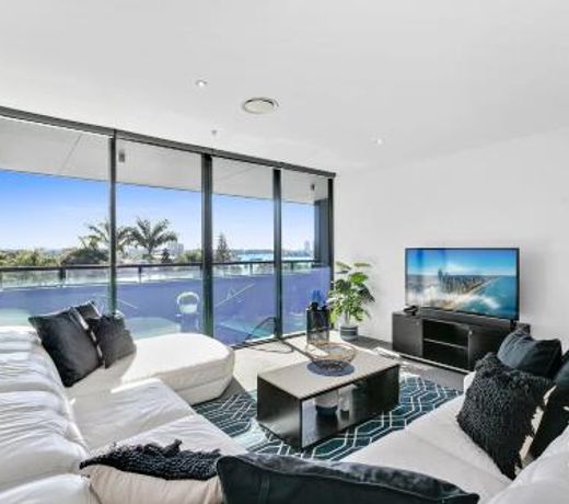 3 Bedroom Apartment in the heart of Surfers- Sleeps 9 - Circle on Cavill AMAZING!!