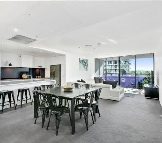 3 Bedroom Apartment in the heart of Surfers- Sleeps 9 - Circle on Cavill AMAZING!!