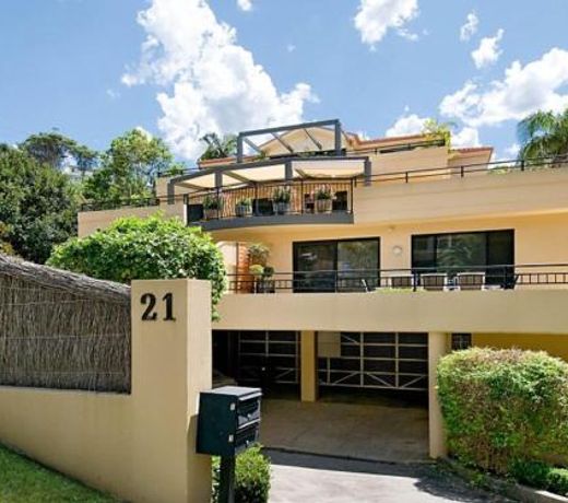 Stylish House with Balcony, Close to Beach & Shops