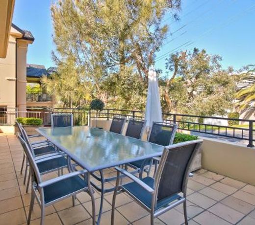Stylish House with Balcony, Close to Beach & Shops