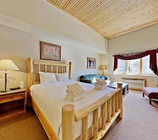 Gateway Lodge 5057
