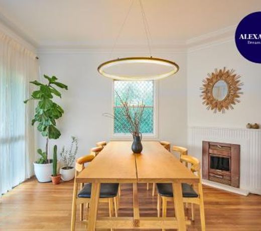 STYLISH & RENOVATED HOME // PET FRIENDLY