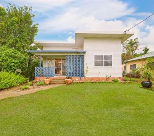 STYLISH & RENOVATED HOME // PET FRIENDLY