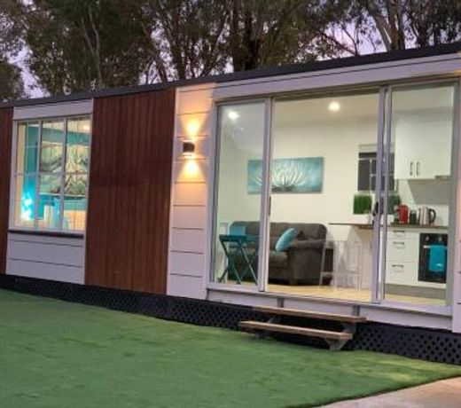 Tiny House in Belconnen 1BR Self Contained Wine