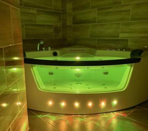 Jacuzzi and privacy in English style in the heart of the city