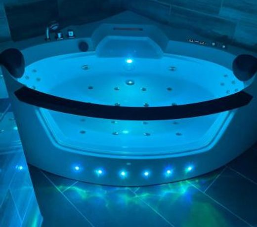 Jacuzzi and privacy in English style in the heart of the city
