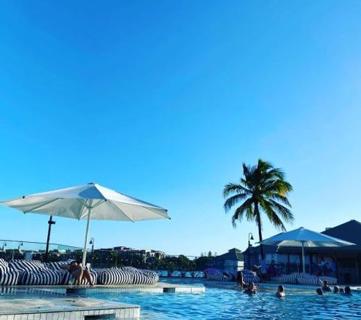 WATER LOVER'S PARADISE - Family Sized Unit With Complimentary Watersports, Maroochy River, Lagoon and Beach access on the Sunshine Coast
