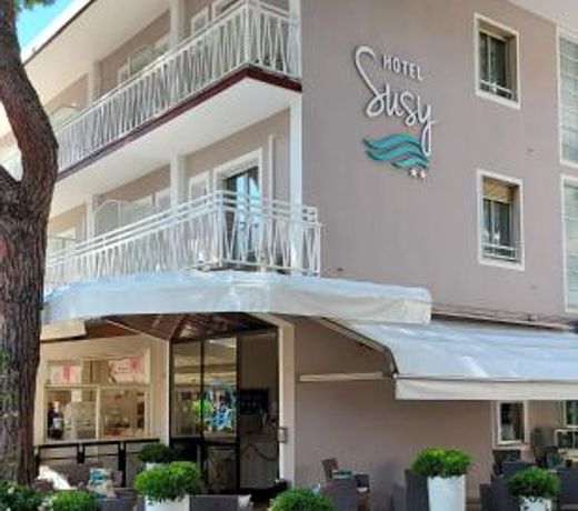 Hotel Susy - Ambienti rinnovati 2022 - direttamente su viale Dante e a due passi dal mare