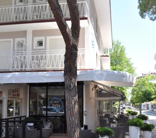 Hotel Susy - Ambienti rinnovati 2022 - direttamente su viale Dante e a due passi dal mare