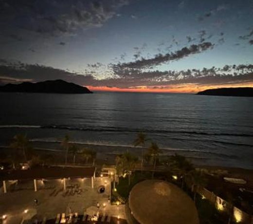 Increible depa de lujo con vista al mar en zona dorada(con factura)