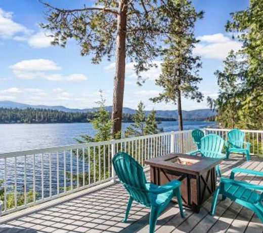 Lakeside Loungin'