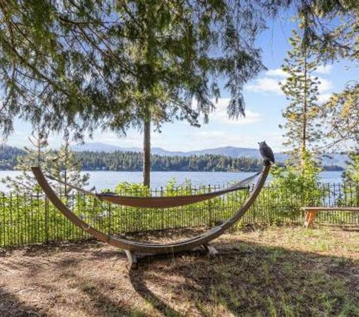 Lakeside Loungin'