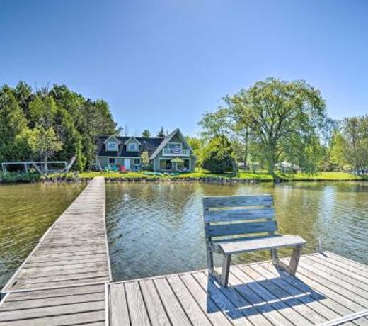 Family-Friendly Lakefront Getaway with Kayaks!