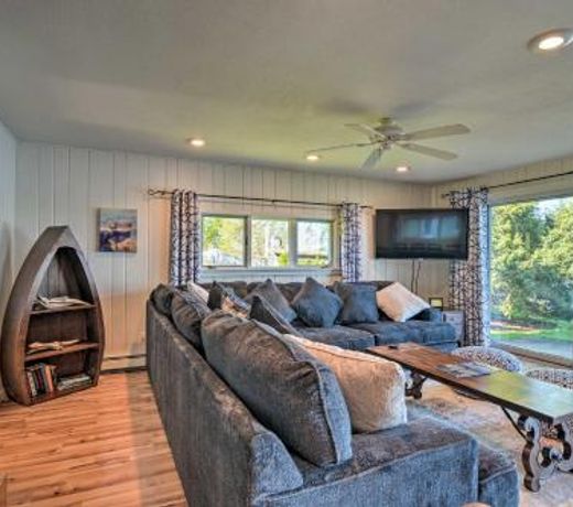 Family-Friendly Lakefront Getaway with Kayaks!