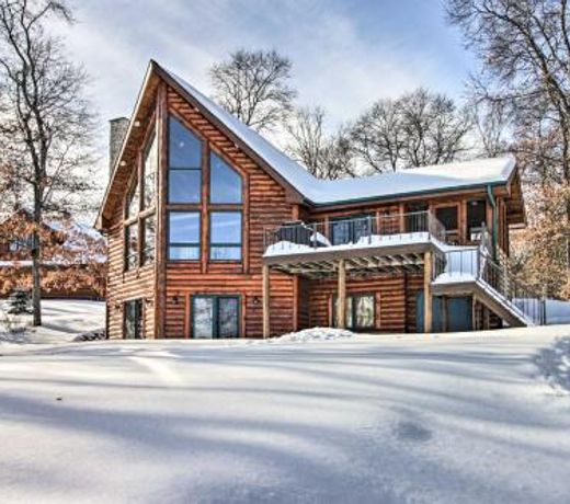 Stunning Crosslake Cabin with Deck and Lake View