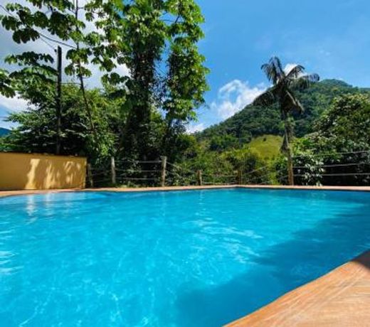 hermosa cabaÃ±a villa majo, cuenta con el espectacular rio santo domingo
