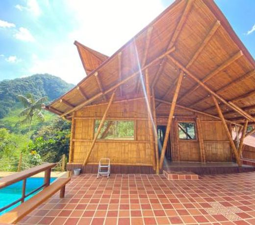 hermosa cabaÃ±a villa majo, cuenta con el espectacular rio santo domingo