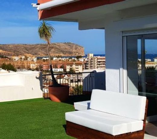 Spectacular penthouse 100m from beach