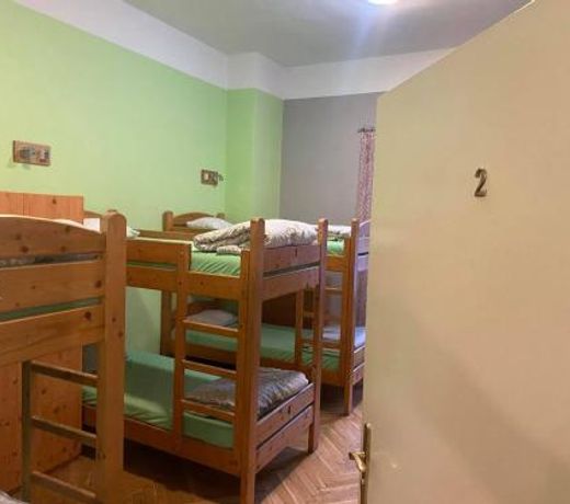 50 People Apartment