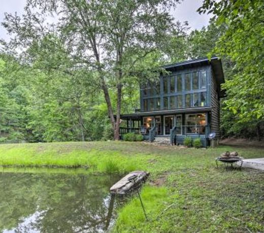 Charming and Secluded Cabin with Fire Pit and Porch