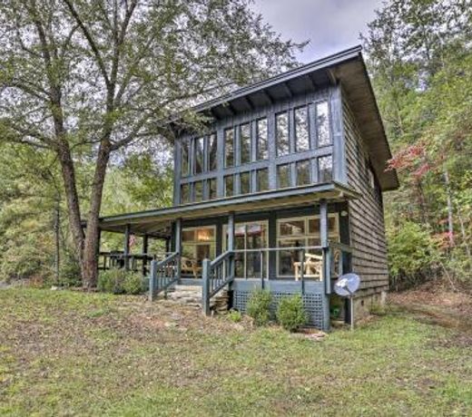 Charming and Secluded Cabin with Fire Pit and Porch