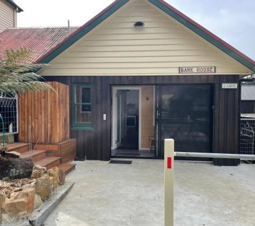 Derby Bank House- Heritage listed two bedroom old school B&B suite or a self contained cabin