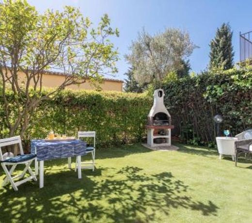 Bonita casa adosada con jardÃ­n privado y piscina comunitaria