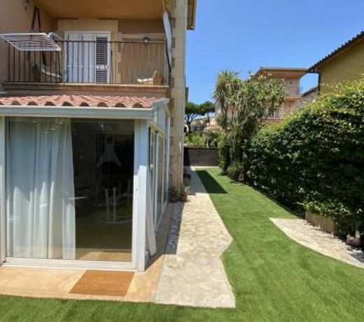 Bonita casa adosada con jardÃ­n privado y piscina comunitaria
