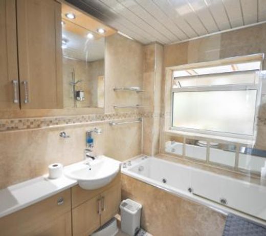 Modern 2 Bed Apartment