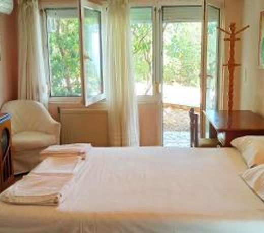 Spacious guesthouse with garden and seaview